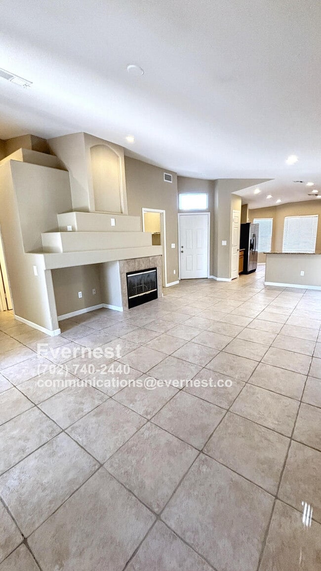 Building Photo - Lovely 3-Bedroom Home with Fireplace and M...