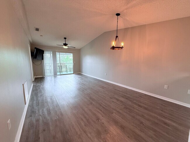 Building Photo - Beautifully Updated 2-Bedroom Condo in Prime Gulf Gate Location