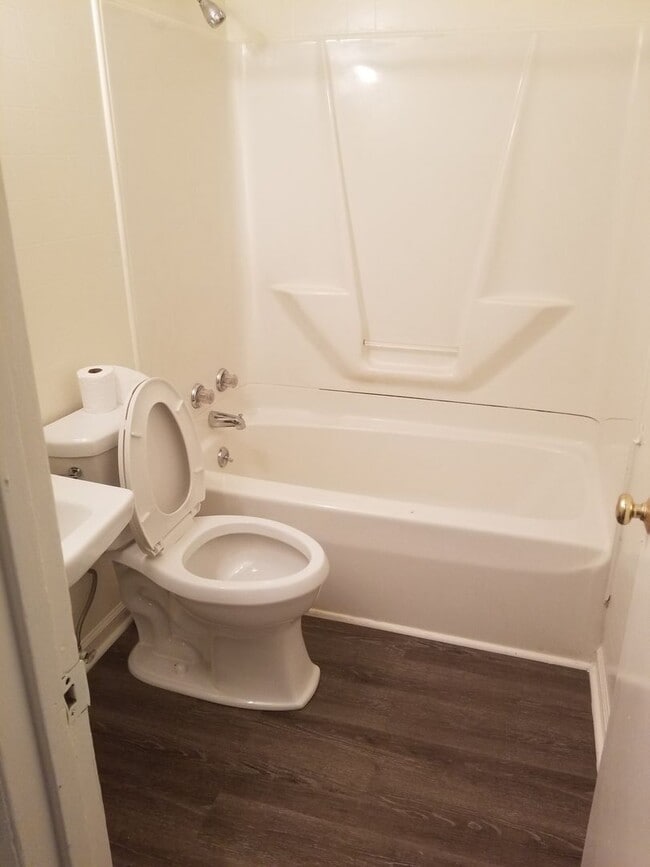 Building Photo - 3- Bedroom & 1- Bath