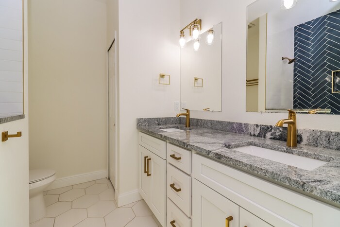 Building Photo - 2001 E Wood St