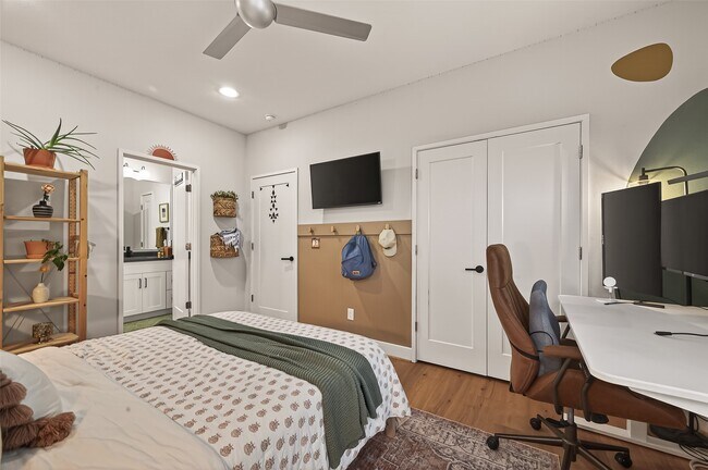 Building Photo - 1113 W 15th 1/2 St