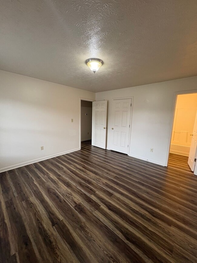 Building Photo - Space & Convenience! 2 Bedroom Duplex