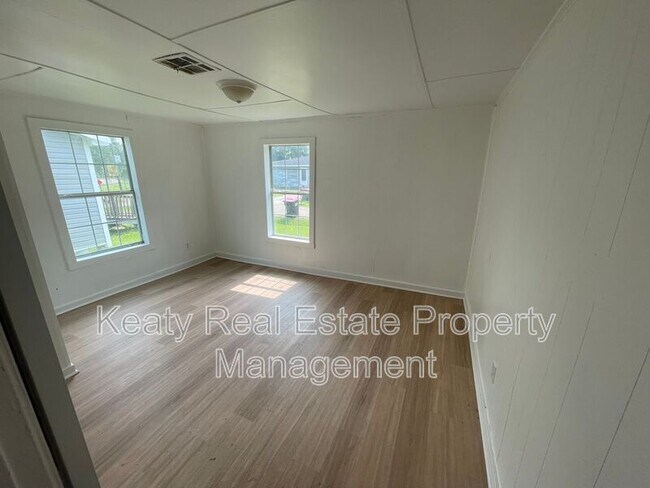 Building Photo - 109 Dora St