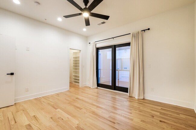 Building Photo - 50% OFF APPLICATION FEE! Sleek 2BR Townhome-Style Condo with Rooftop Deck