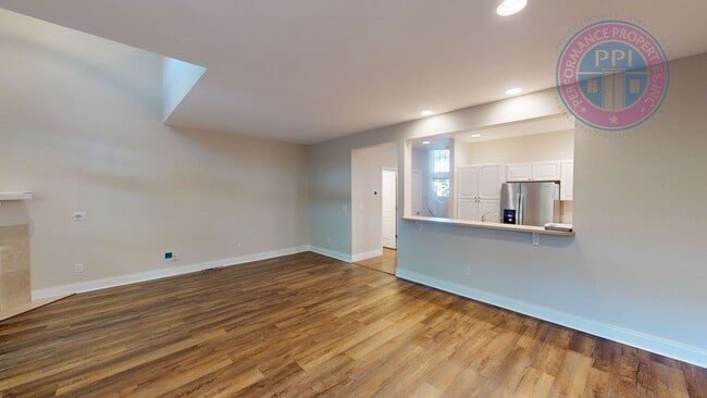 Building Photo - Stylish Townhouse, Luxury Amenities Throug...