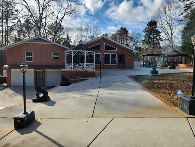 Building Photo - 3490 Pine Hill Dr