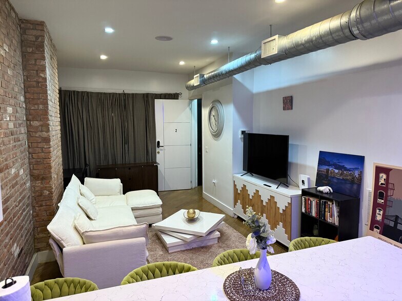 Building Photo - 1893 Pacific St