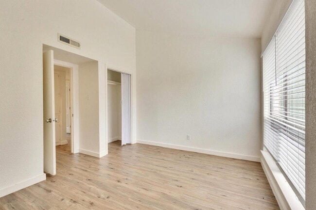 Building Photo - 6910 Lovely Ln