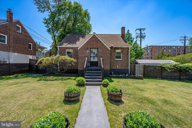 Building Photo - 801 Cox Ave