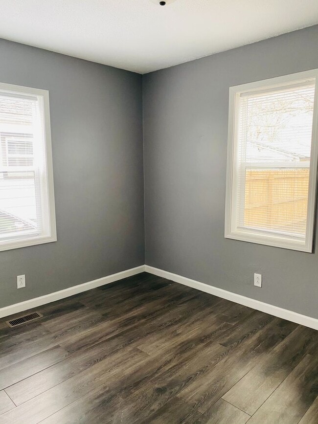 Building Photo - Charming 2-Bedroom Home with Private Driveway & Large Fenced Backyard