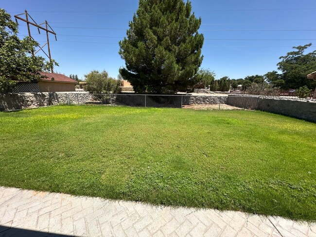 Building Photo - Spacious 4/3 off Elks Club