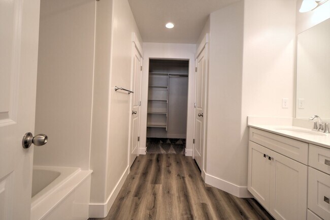 Building Photo - 4 Bedroom 3 Bathroom Townhome in Lehi!