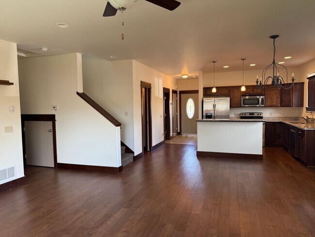 Building Photo - 5 bedroom 2.5 Bath home in Bozeman with at...