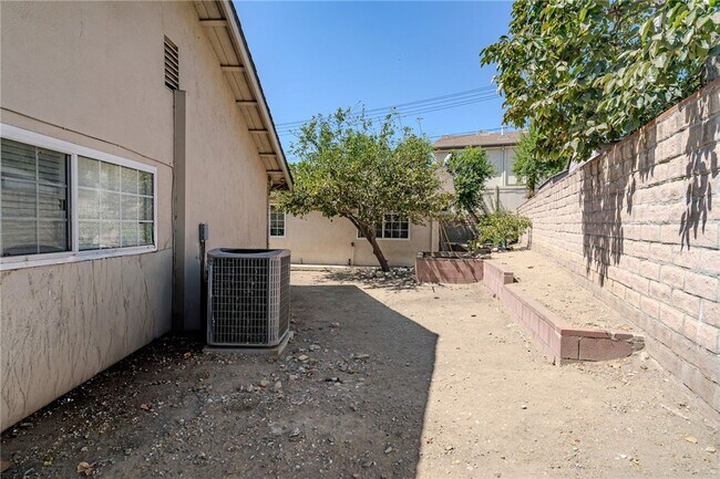 Building Photo - 9833 Shoshone Ave