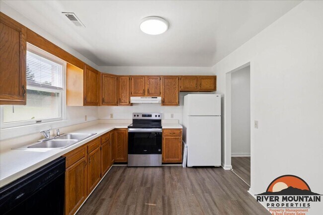 Building Photo - Recently Updated Home Near Virginia Tech