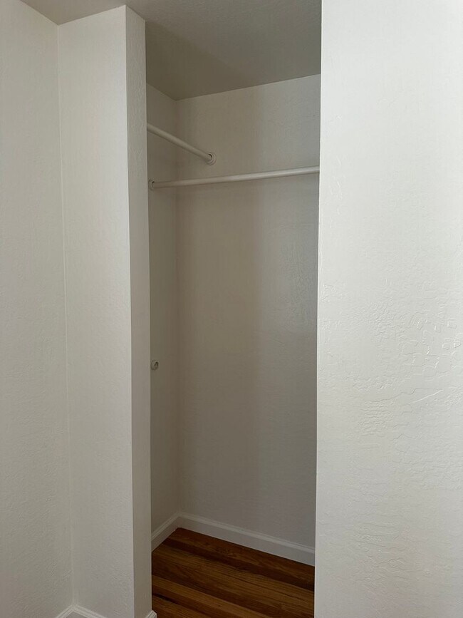 Building Photo - Beautiful 4 Bedroom house w/Hardwood Floor...