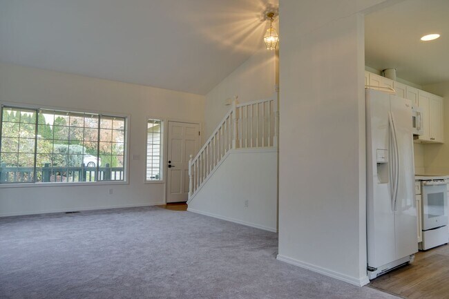 Building Photo - Renton Multi-level home