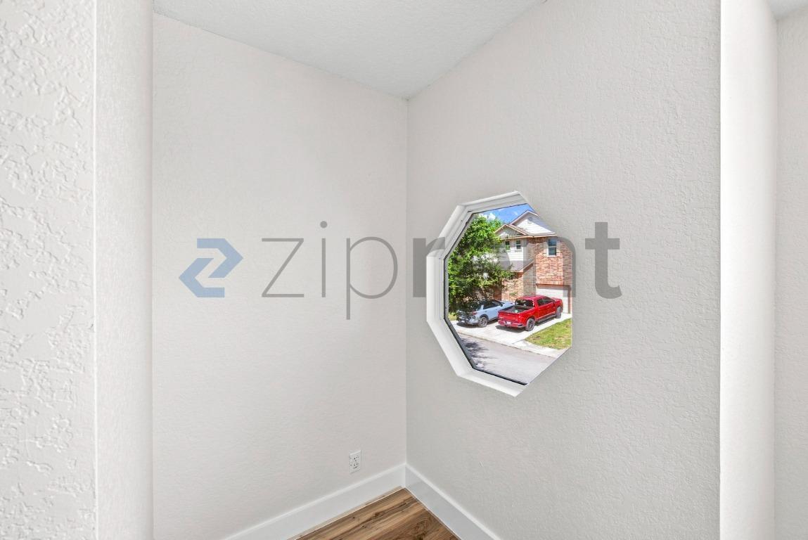 Building Photo - Unit