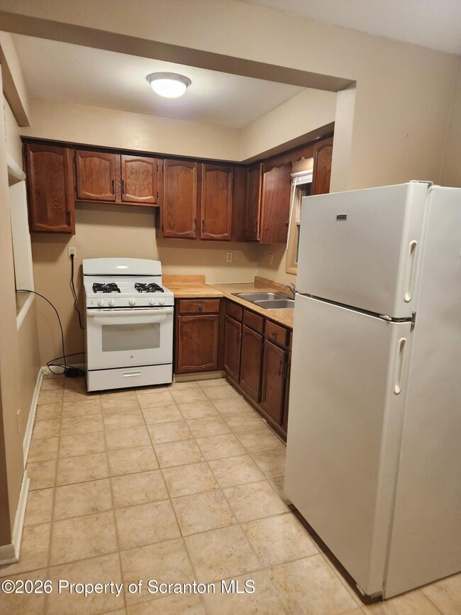 Building Photo - 16 Watkins St