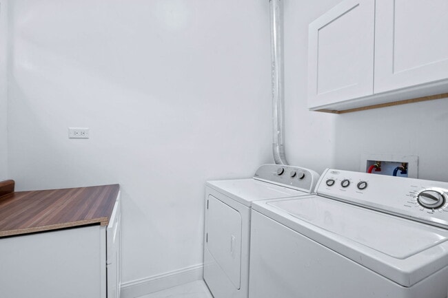 Building Photo - 2624 N Albany Ave