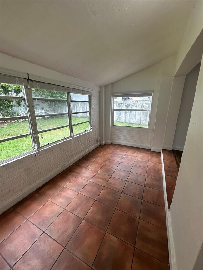 Building Photo - 711 SW 39th Ave
