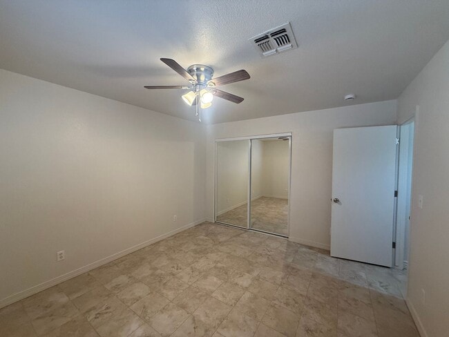 Building Photo - 3 Bedroom 2 Bathroom Home