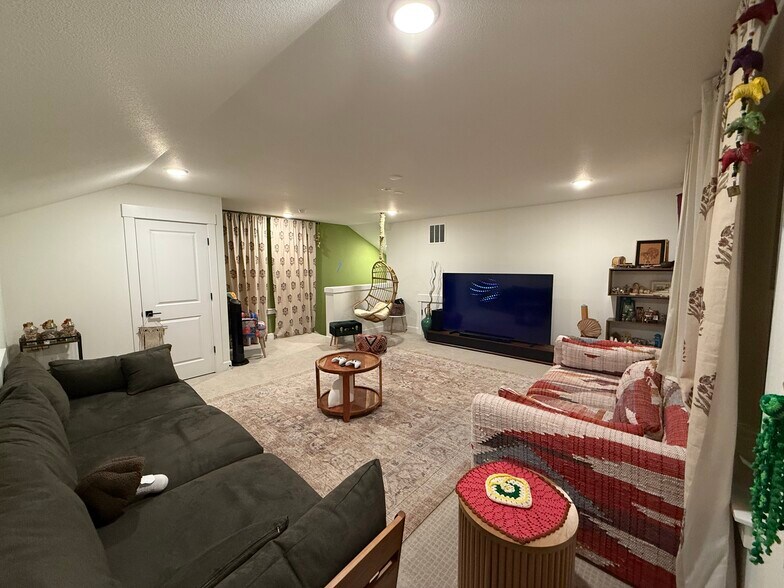 Building Photo - 3844 SE 83rd Ave