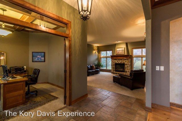 Building Photo - 2808 S Saint Charles Ln