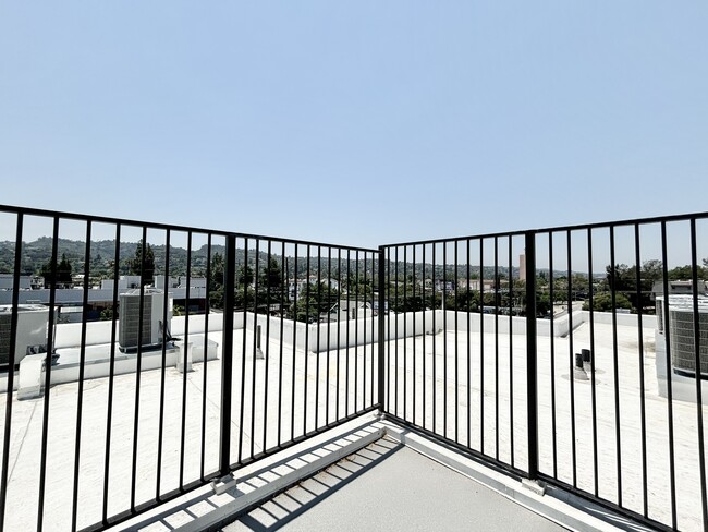 Building Photo - 4406 Fulton Ave Sherman Oaks, CA 91423