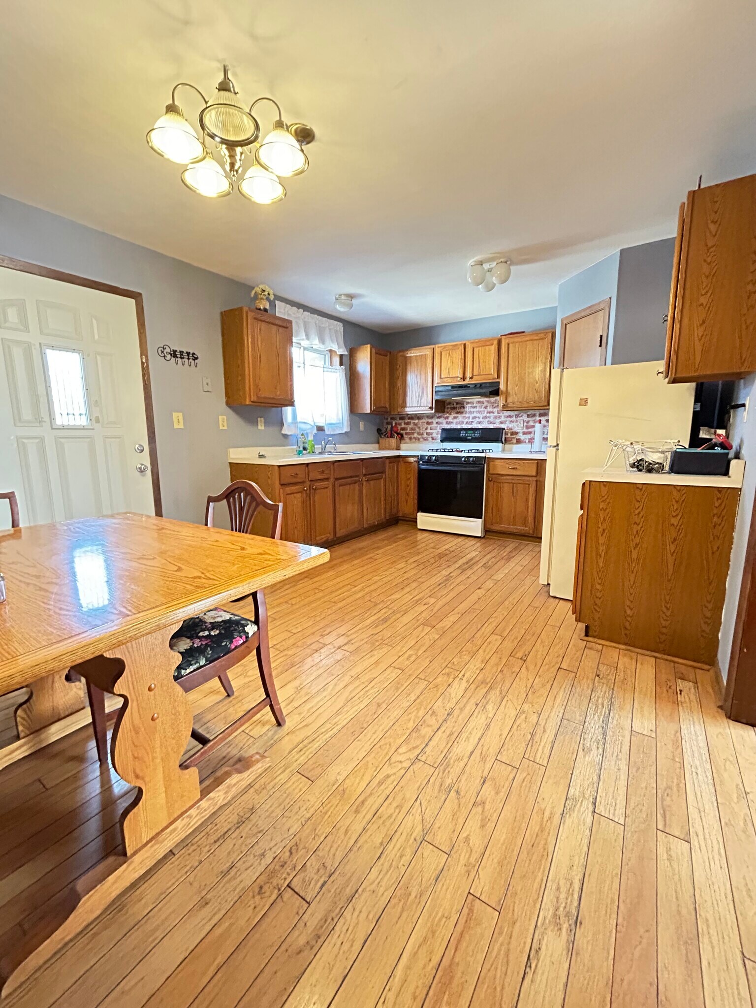 Building Photo - 409 Plainfield Rd