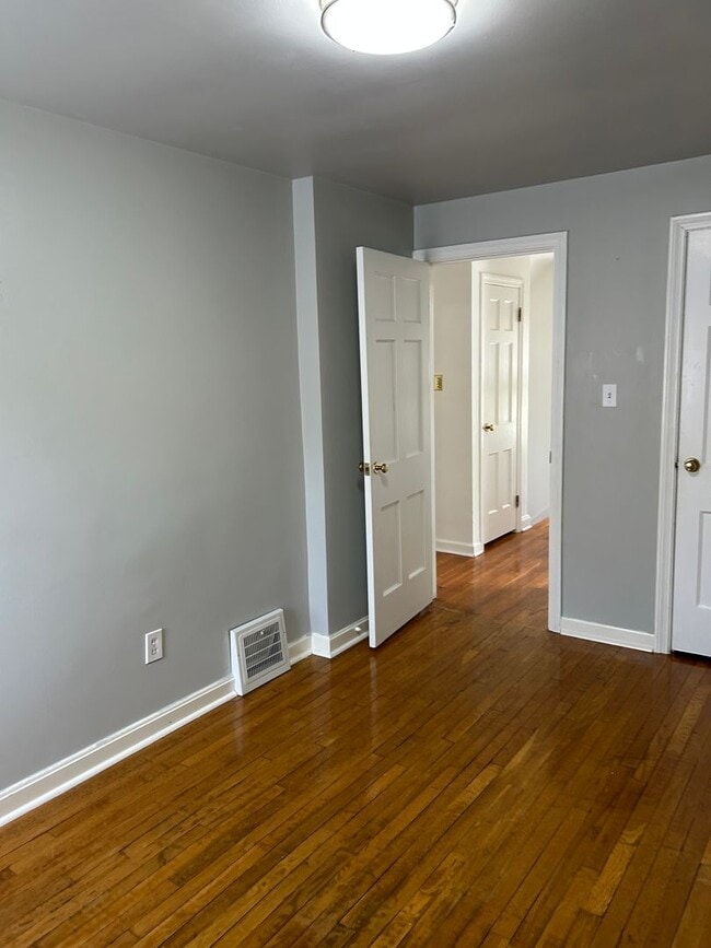 Building Photo - Spacious Colonial For Rent in Lyndhurst