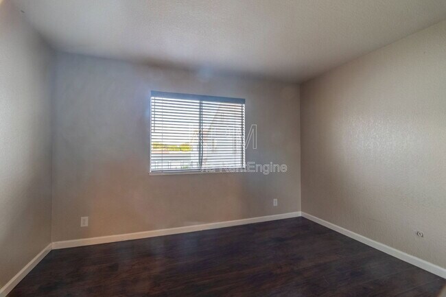 Building Photo - 445 Almond Dr