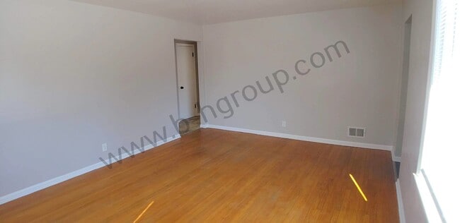 Building Photo - New Listing!