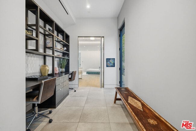 Building Photo - 5365 Vanalden Ave