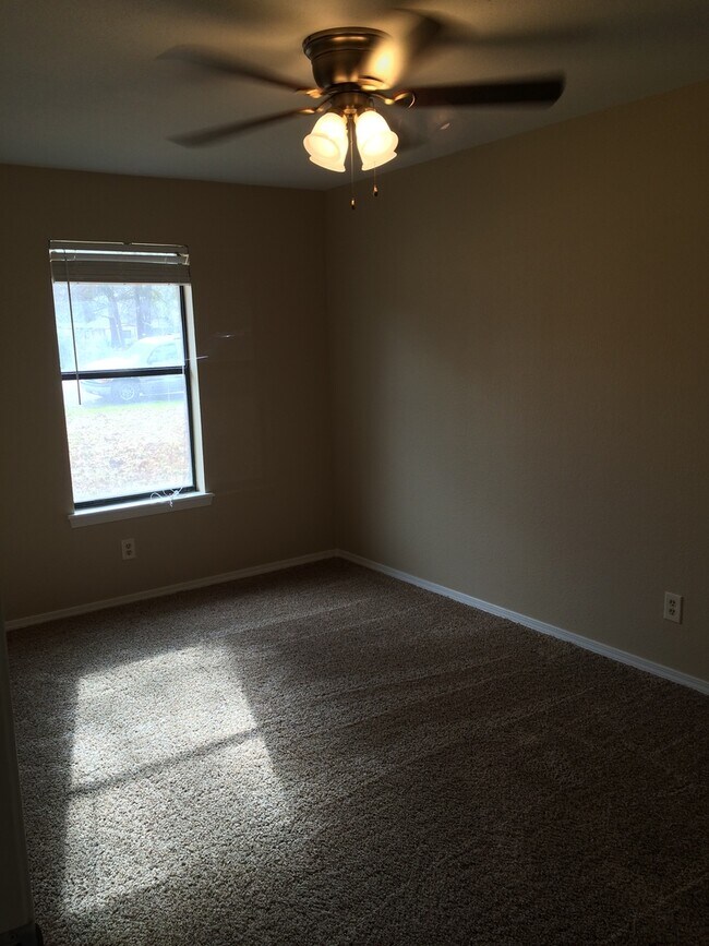 Building Photo - 10616 Debbie Ln