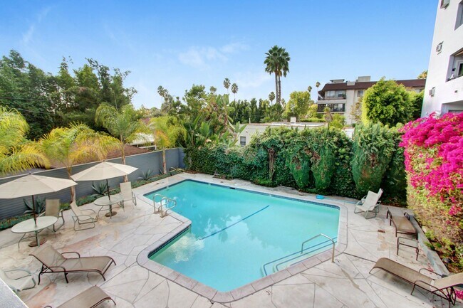 Building Photo - Spacious & Bright 3BR Condo with Bonus Room, Secured Parking & Hollywood History!