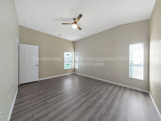 Building Photo - 7603 Crescent Palm Dr