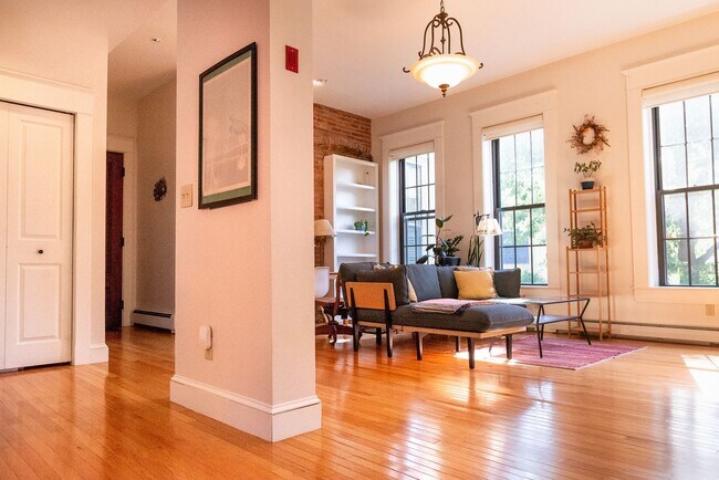 Building Photo - Beautiful 1 Bedroom In One Of Portlands Most Historic Buildings