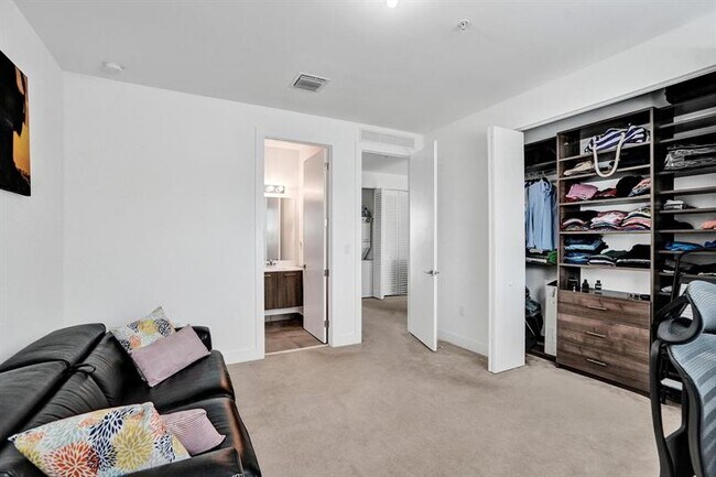 Building Photo - 480 NE 35th Ct