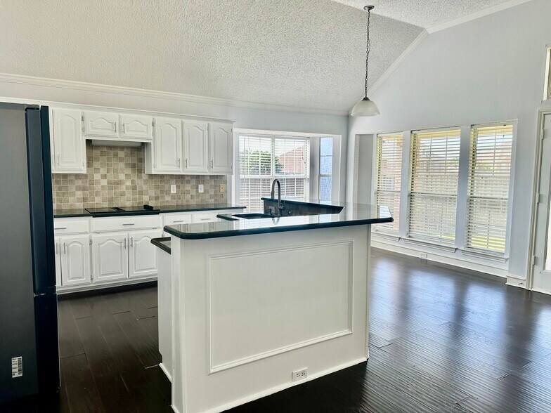 Building Photo - 1301 Royal Palm Ln