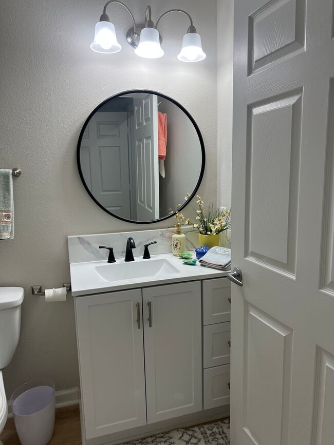 Building Photo - Beautifully Updated 3-Bedroom in Bridgepointe