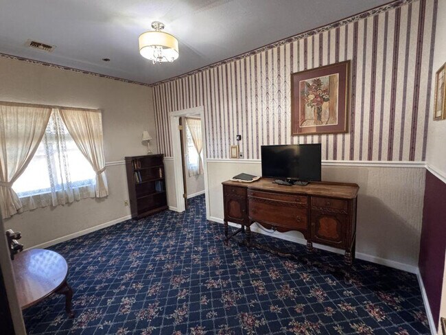 Building Photo - 300 Main St