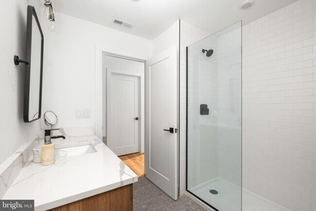 Building Photo - 1221 4 St