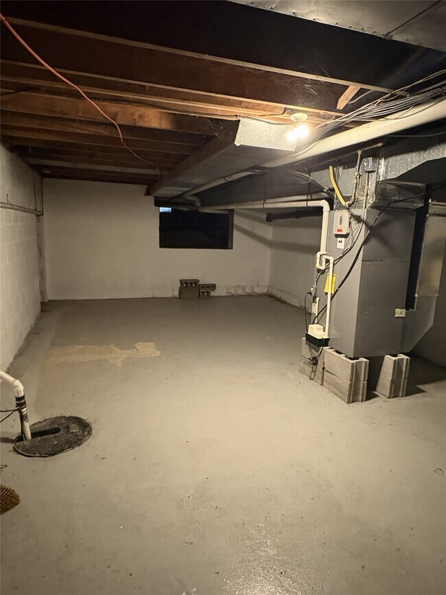 Building Photo - 112 Annetta St