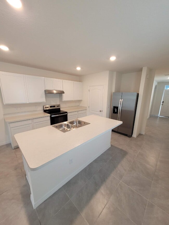 Building Photo - 488 Lily Ln
