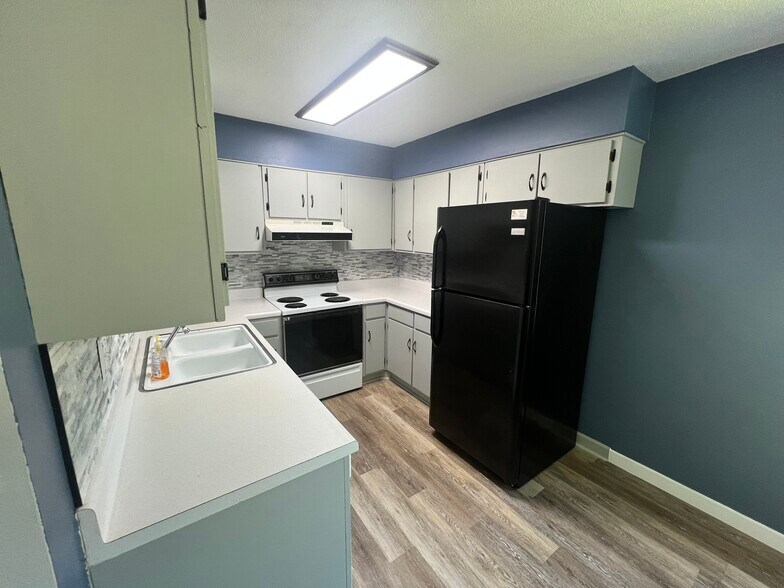 Building Photo - 1100 Skyland Dr
