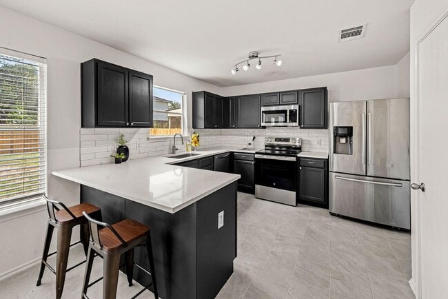 Building Photo - 525 Meadow Park Dr