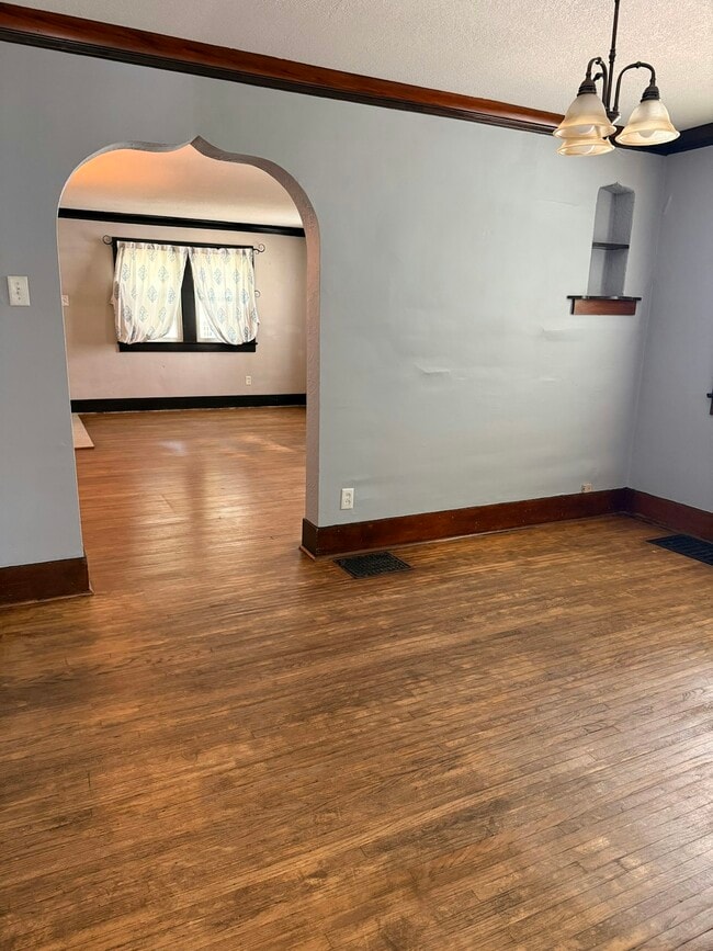 Building Photo - 1653 W Forest Ave
