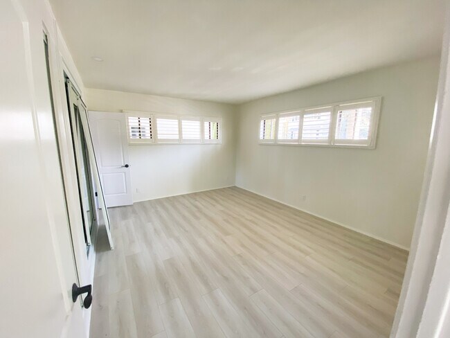 Building Photo - 233 6th St