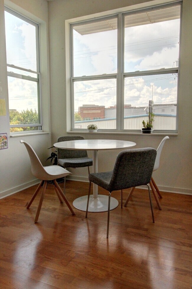 Building Photo - Gorgeous Downtown Durham 2bd/2ba Condo